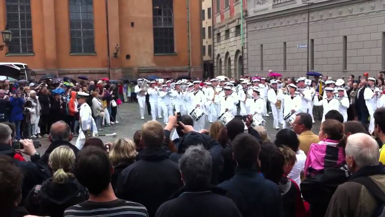 Marinens Ungdomsmusikk&aring;r p&aring; h&ouml;gvakt vid Kungliga Slottet 21 juli 2011