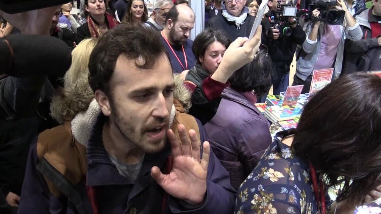 Roma, ragazzo contesta Grillo: 