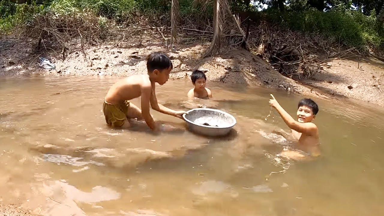 Team Nhà Nghèo Bắt Ốc