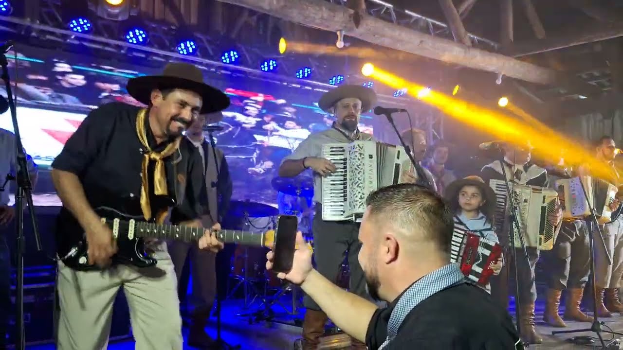 OS MONARCAS SÃO OS MONARCAS NÃO É.  SHOW BAILE BENEFICENTE EM SOC. GAUCHA DE LOMBA GRANDE