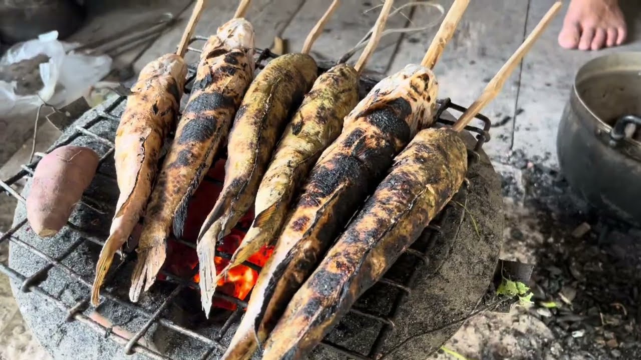 Вылов рыбы из пруда посреди рисового поля. #Лаос