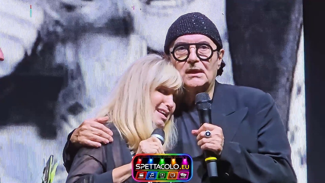 Renato Zero commuove Dori Ghezzi, aneddoti, barzelletta e Targa Faber: &laquo;Per me vale pi&ugrave; dell'Oscar&raquo;