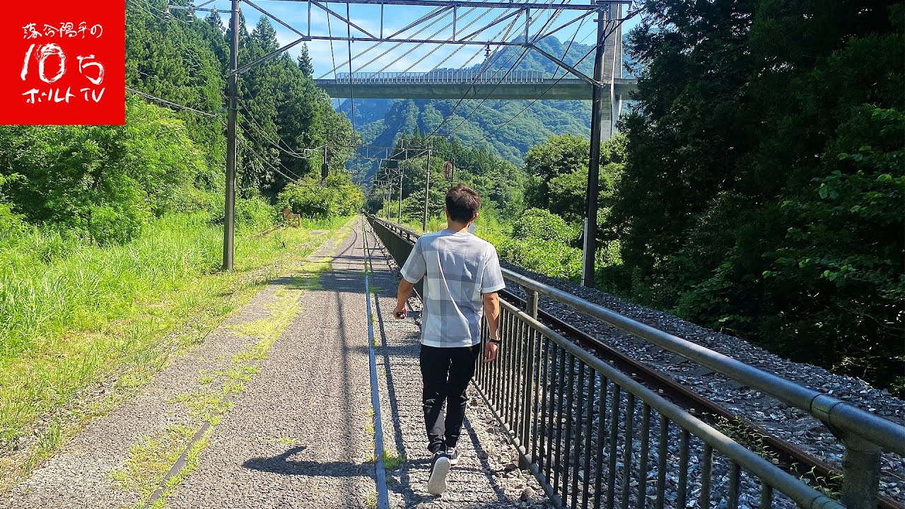 終点駅を降りて、廃線跡をゆく。
