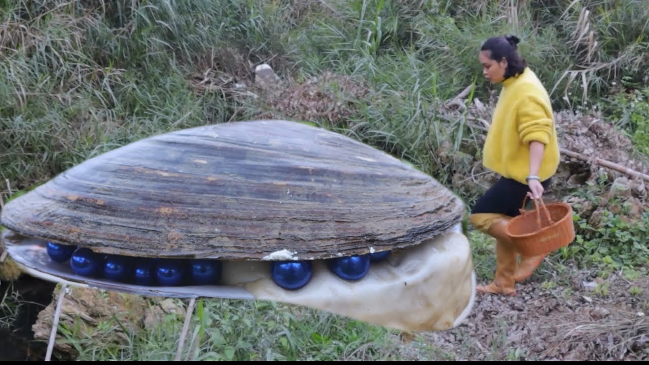 Girl picking beautiful pearls in the deep cave # pearls # seafood # hunting pearls # pearl picking