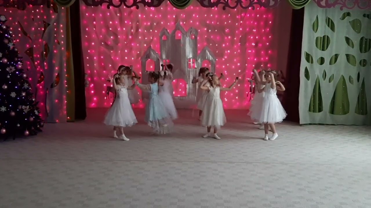 Танцы в детском саду Льдинки