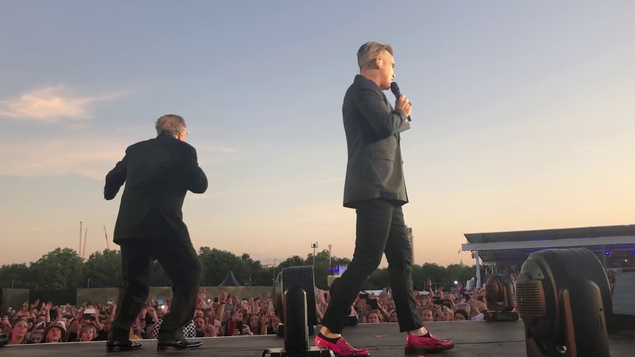 Robbie Williams BST 2019 with Pappa Pete Sweet Caroline stage front
