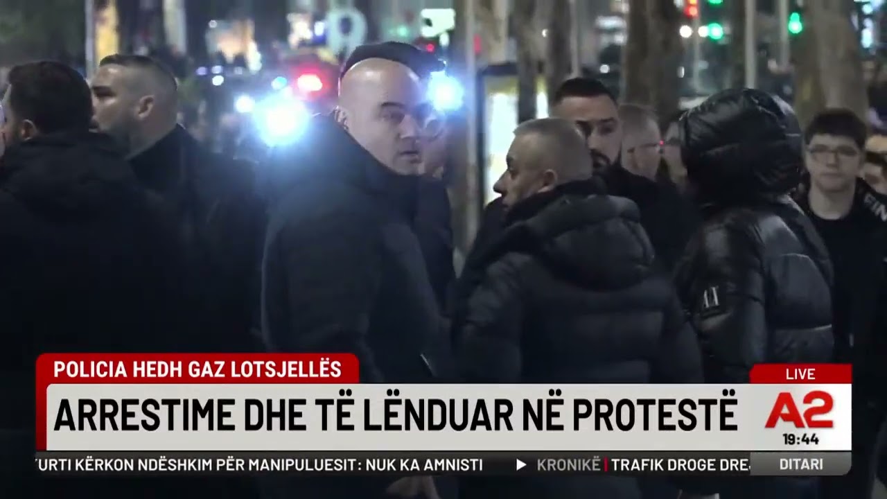 Shkëlzen Berisha në krye të protestës te parlamenti. Pollici-protestues 