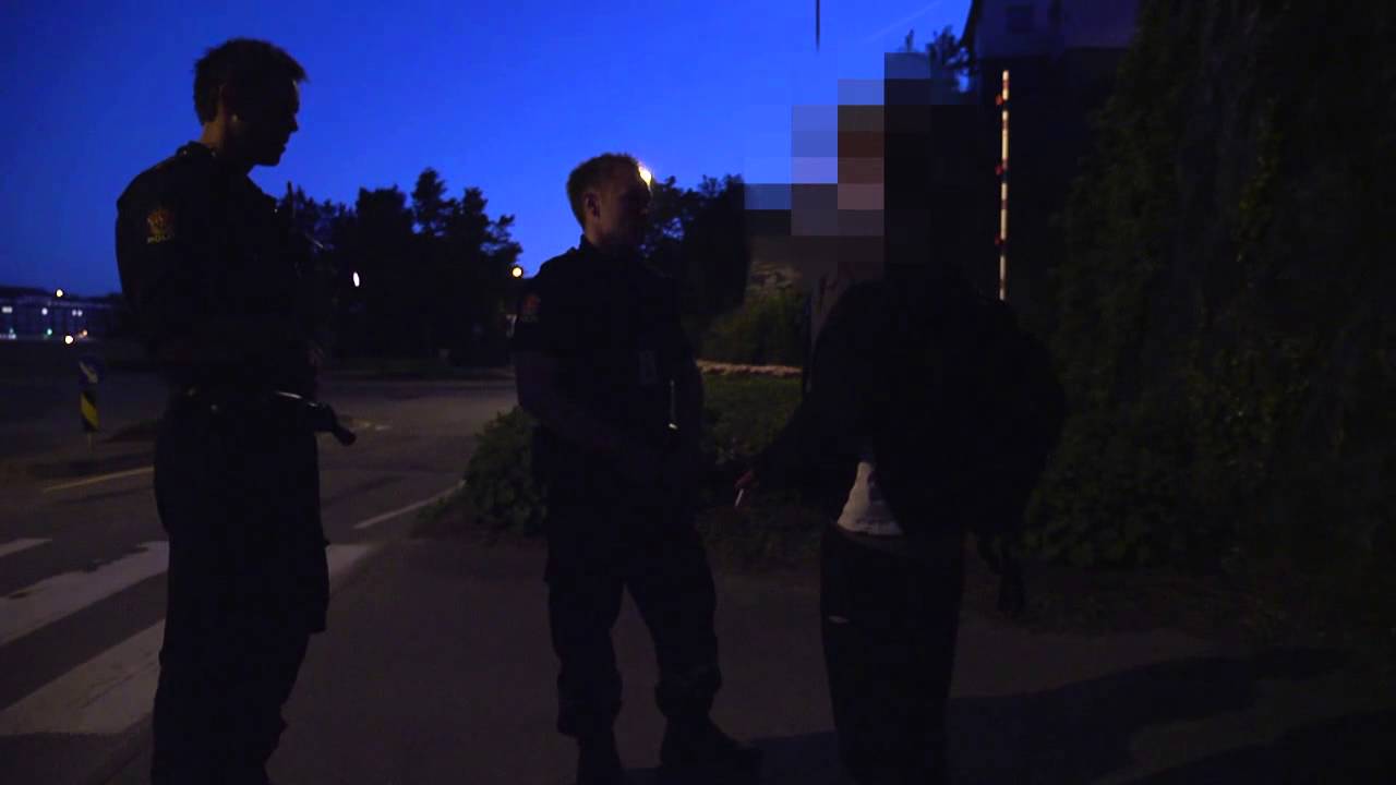 Kjenning av politiet blir spurt om narkotika