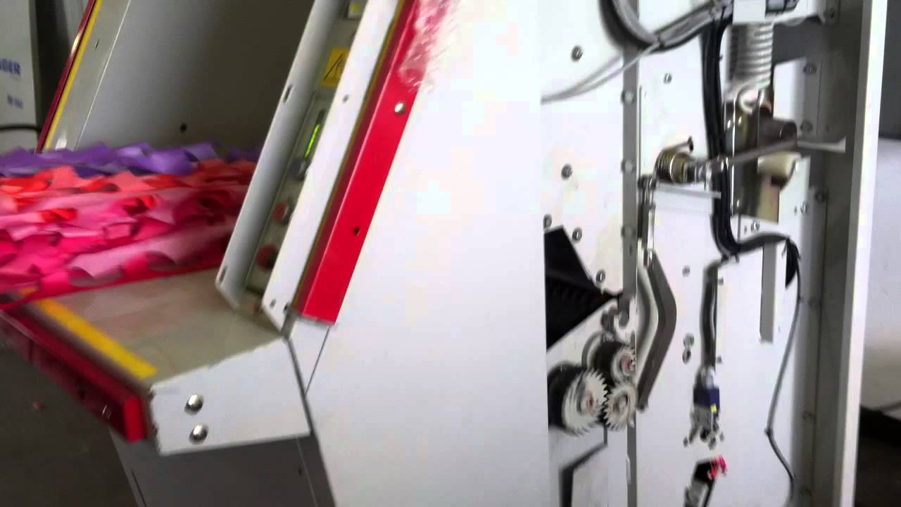 Welger RV 641 Running Paper Cupcake Material Video 2