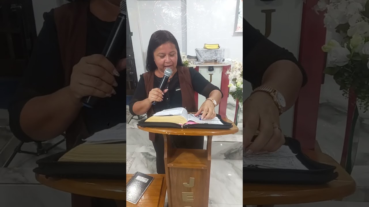 Pastora Magnólia Rodrigues louvando e ministrando a palavra de Deus na igreja casa de oração.
