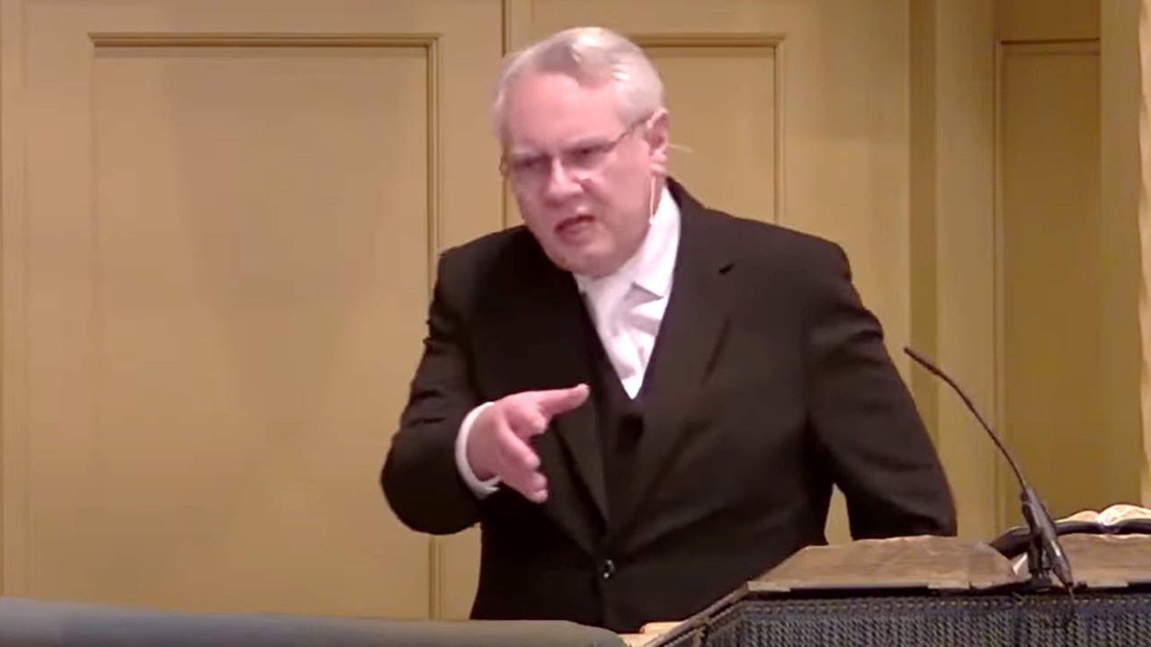 Een dominee zag 's avonds laat een man in zijn voortuin liggen en....