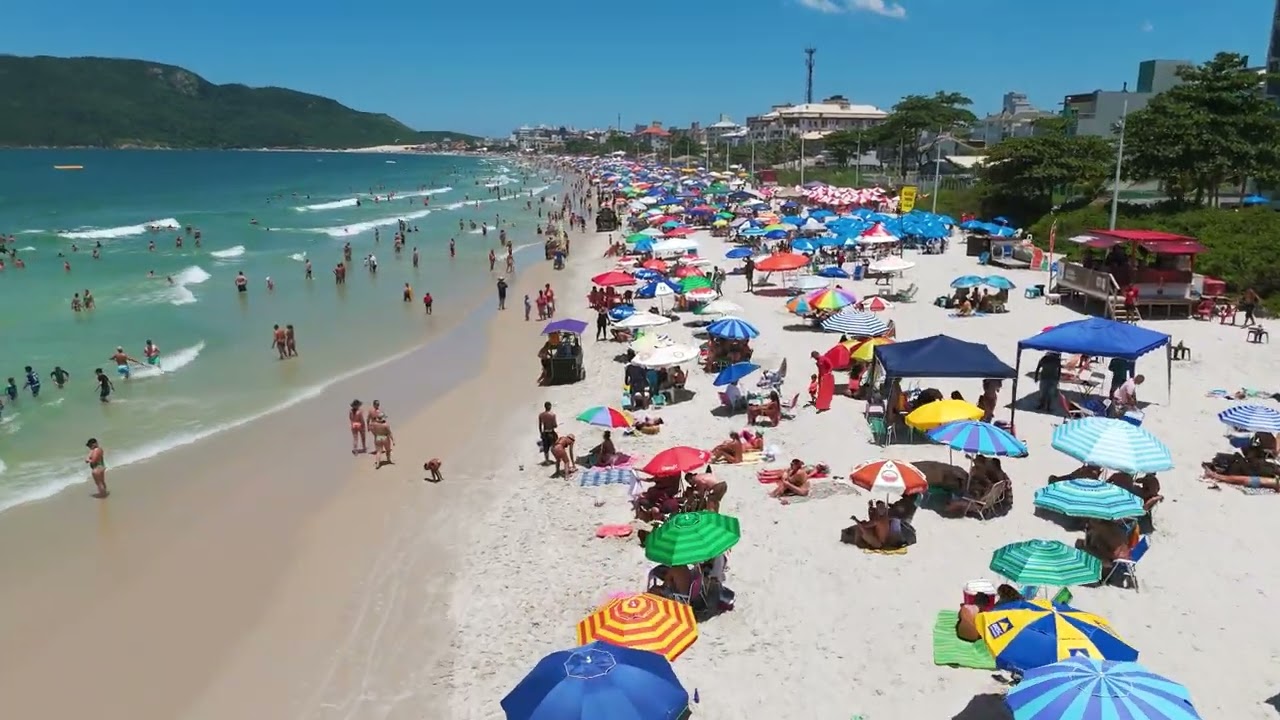 Praia dos Ingleses em Florianópolis em um dia de verão (ano de 2025)
