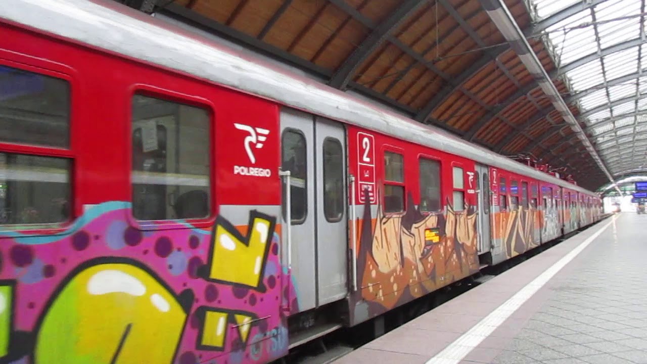 Polregio do Kluczborka odjeżdża ze stacji PKP Wrocław Główny i dobiegający pasażer.
