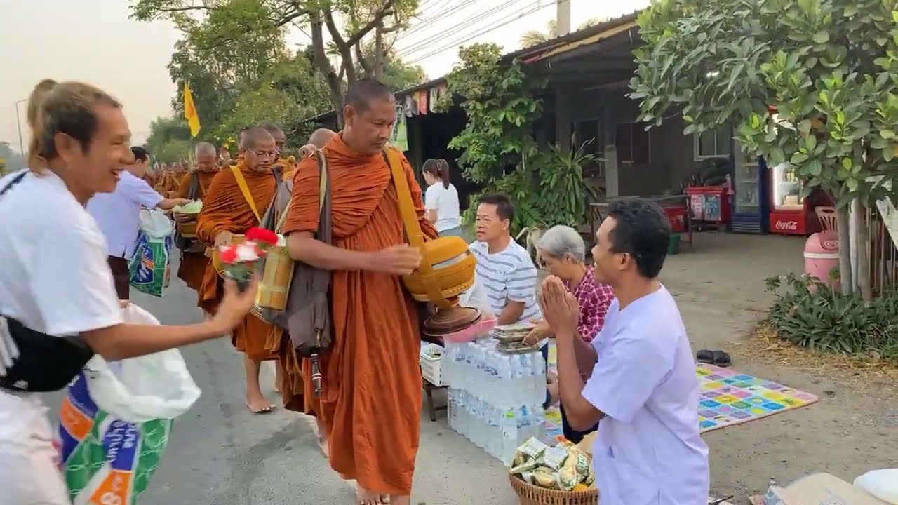 #คณะจาริกธุดงค์ ออกบิณฑบาต สู่จุดฉันเช้า วัดพินิจธรรมสารต.บางปลากด อ.ป่าโมกจ.อ่างทอง  ๑๘ มกราคม ๒๕๖๗