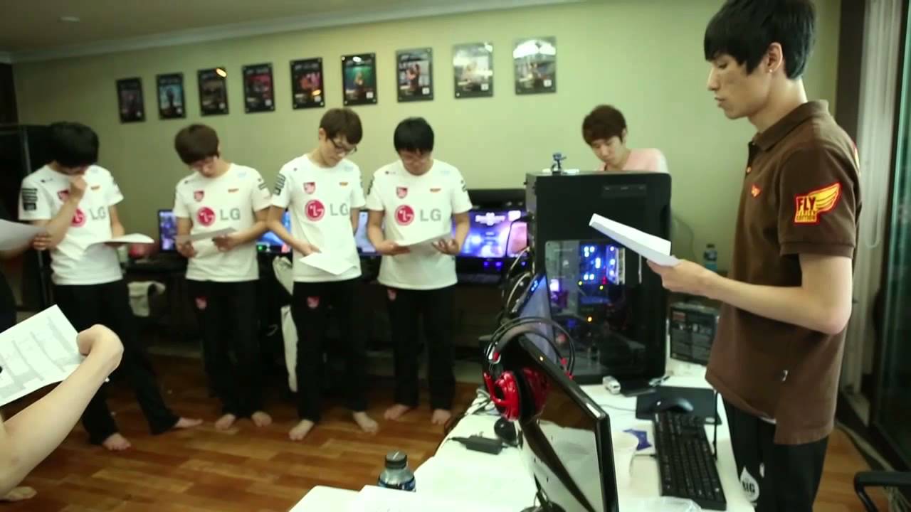 StarCraft Documentary about Korean Teamhouses - Inside look (1/3)