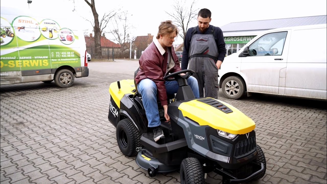 Marcelusiek Uczy Się Operować Traktorkiem
