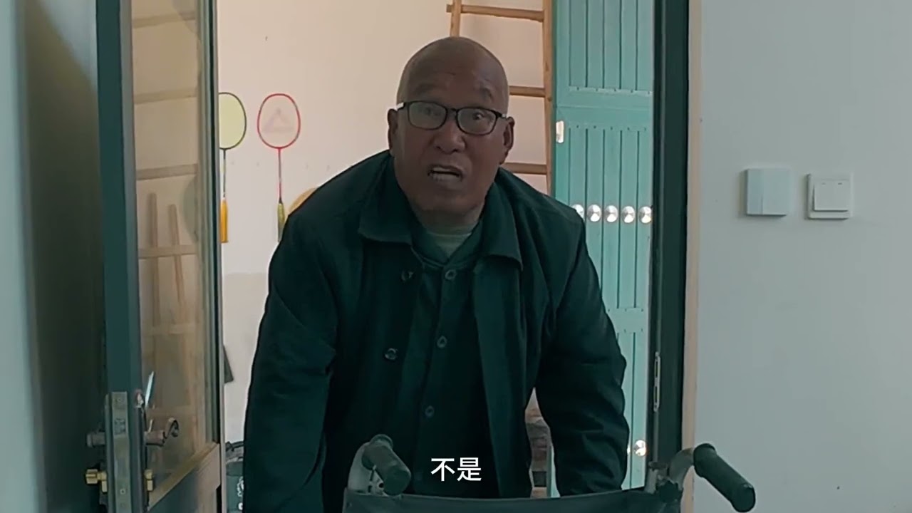 临别搬去出租屋前，想给父亲房间装上纱帘以阻挡蚊虫叮咬，可父亲说什么也不让#纱门 #父亲