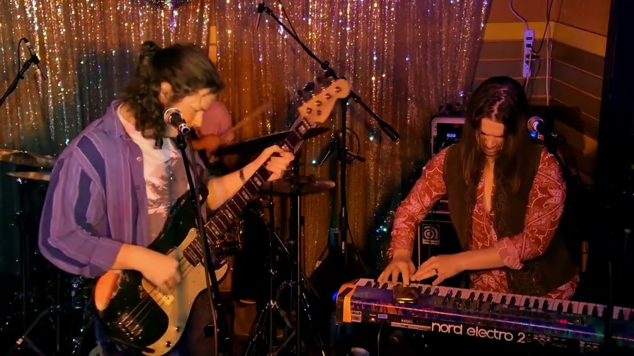 Waking Up- MUSTANG McGEE (Live at Dee's)
