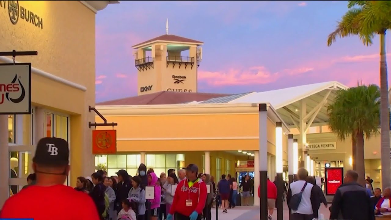 Holiday shoppers seek deals at Orlando outlet stores