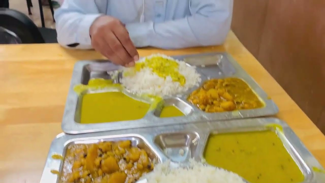Saudi Arabia Company me Aisa khana milta hai || Camp food in saudi arabia