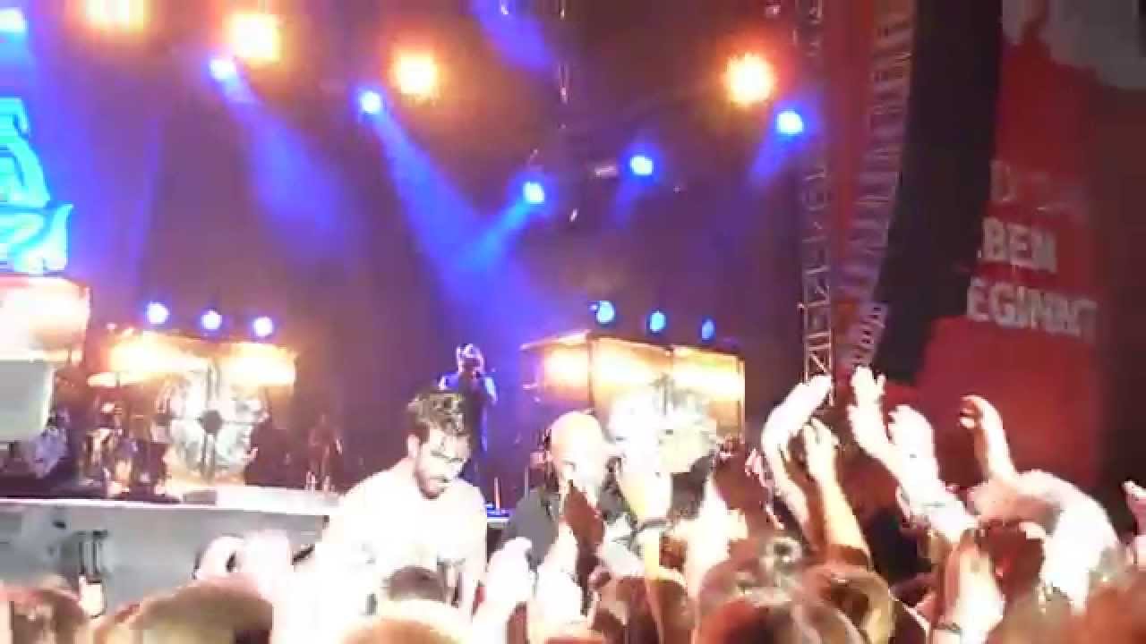 The BossHoss: Alec Boss Burns stage diving