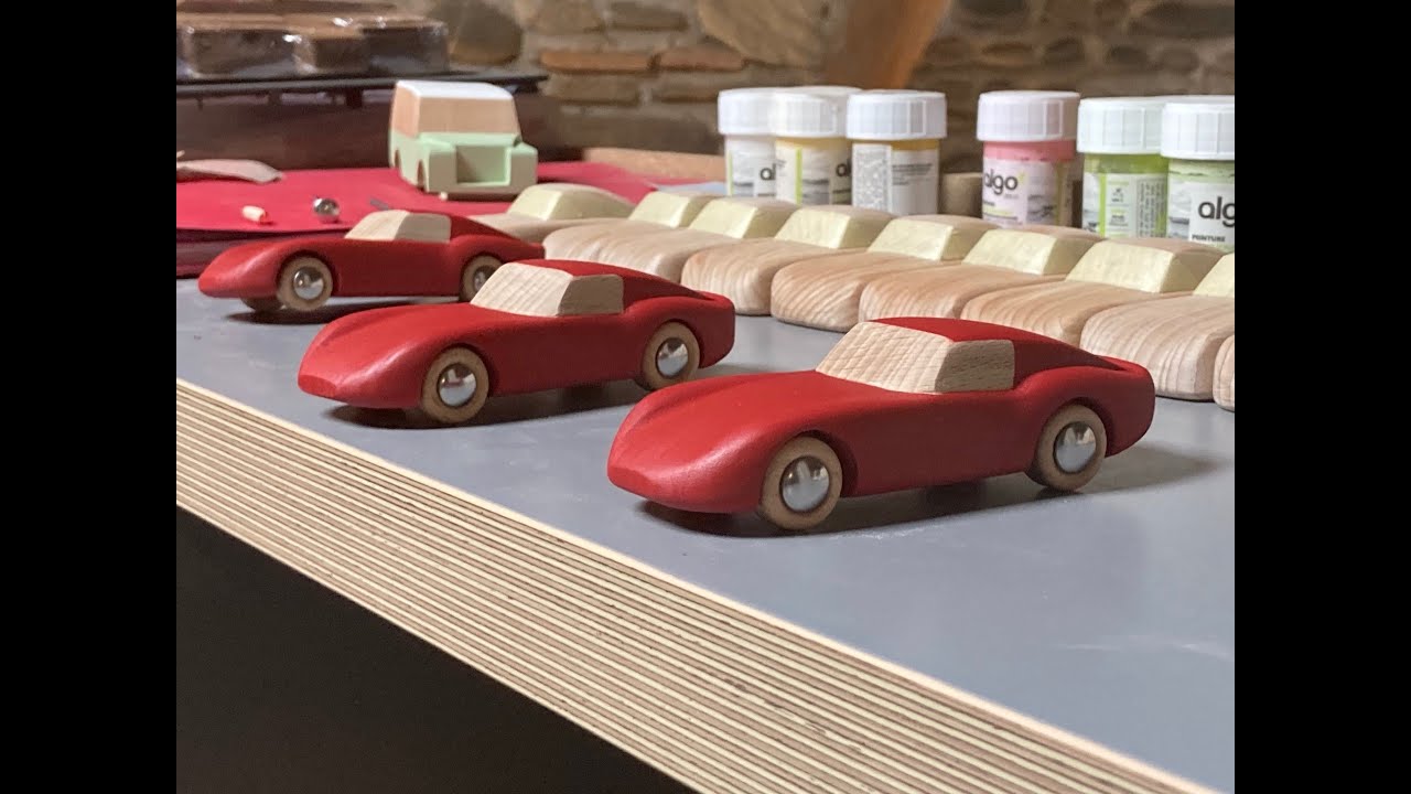 Béarn: Ferrari, Jaguar, Porsche, des miniatures en bois, entre jouets et objets d'art.