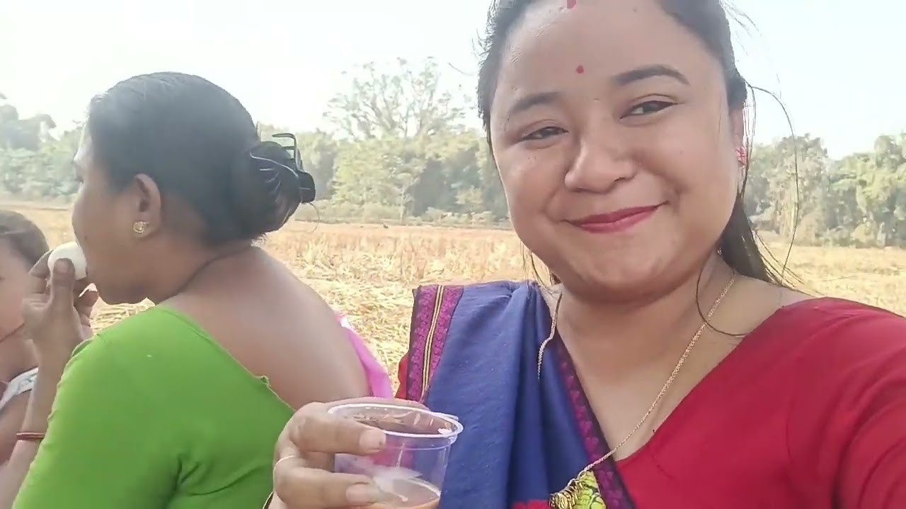 আমি কৈ আছিলোঁ যে এদিন এসাঁজ লগে ভাগে খাম বুলি। যিহেতু  আমি গোতেই কেইজনীয়ে আঘোনৰ পথাৰত ধান দাই ছিলো।