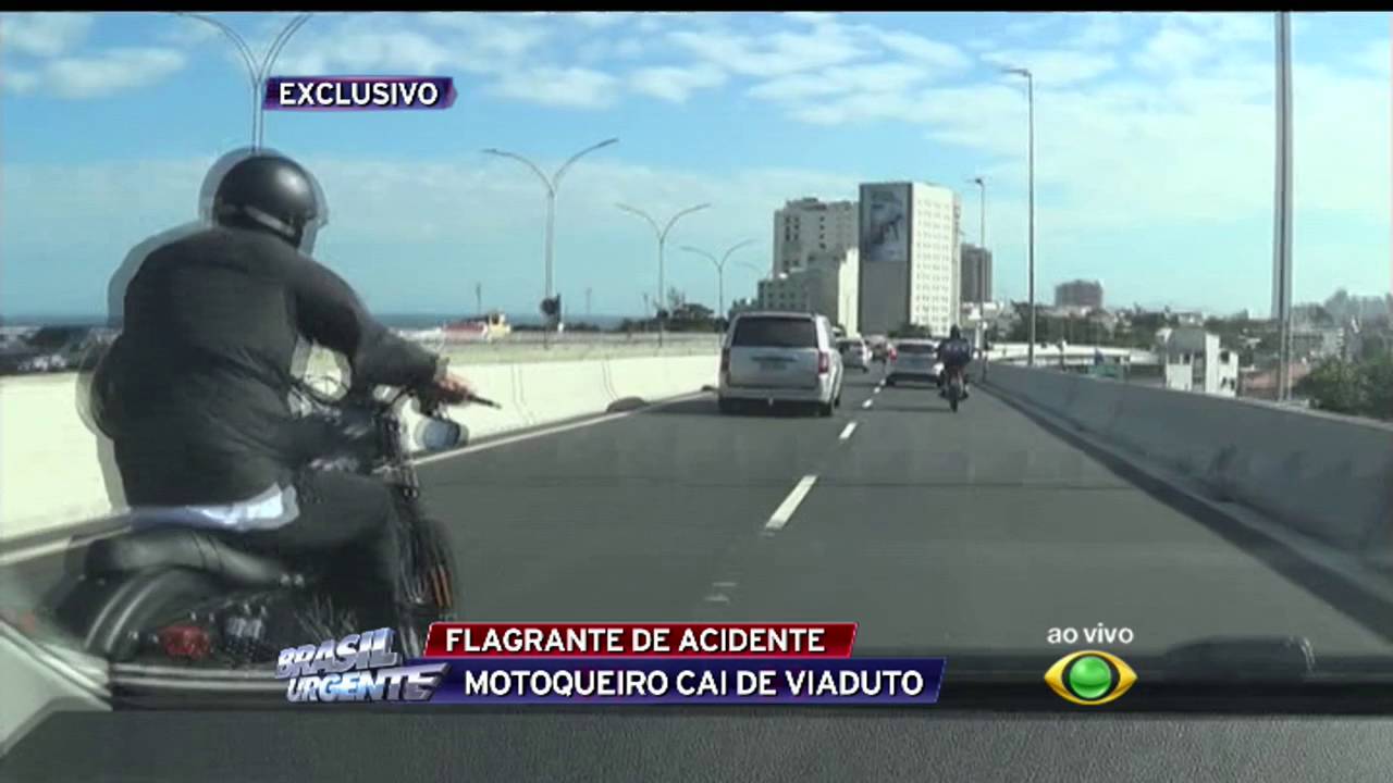 Motoqueiro cai de viaduto após colidir com um carro