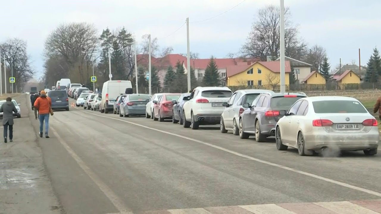 Cars line up on the Ukrainian side of the Ukraine-Poland border | AFP