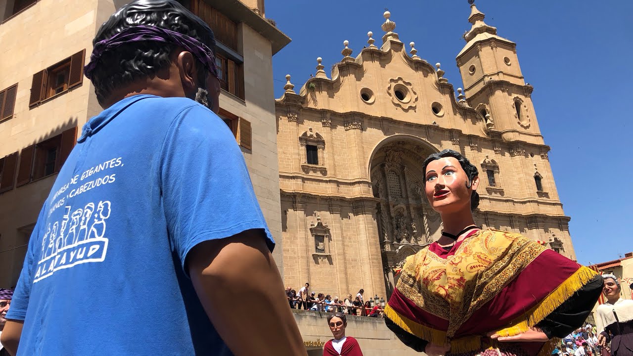 XXI Encuentro de Gigantes de Aragón, bailando la jota del último toro. Alcañiz