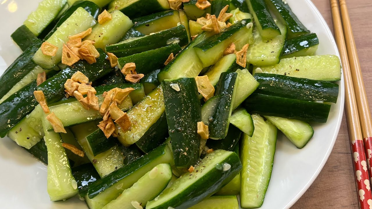 Salada de pepino com alho frito