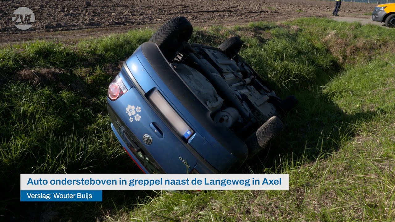 Auto ondersteboven in greppel naast de Langeweg in Axel - 112 Nieuws | Omroep ZVL