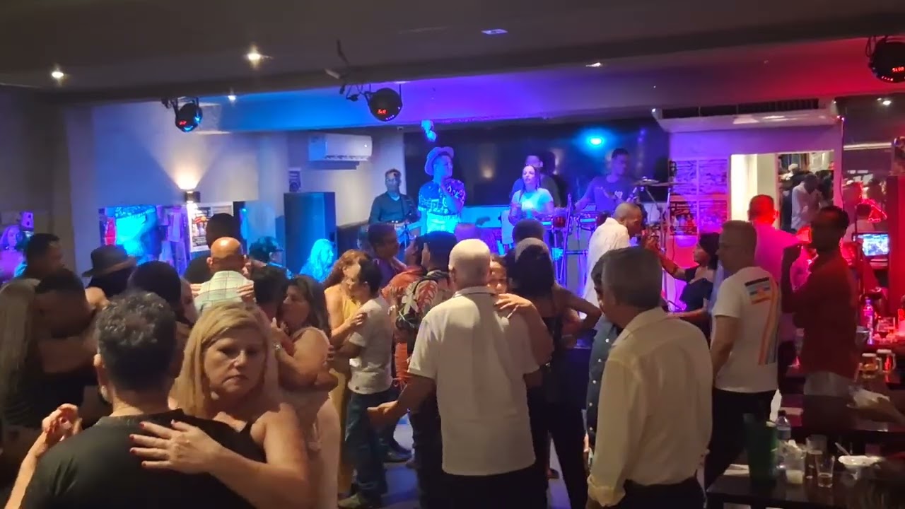 BAILE DA LINGUIÇA COM RENAZINHO O PISEIRO DO  BRASIL ENCONTRO COM OS AMIGOS 