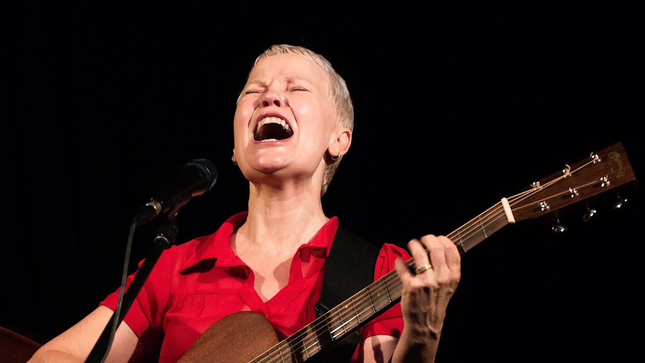 LISA RICHARDS LIVE PERFORMANCE