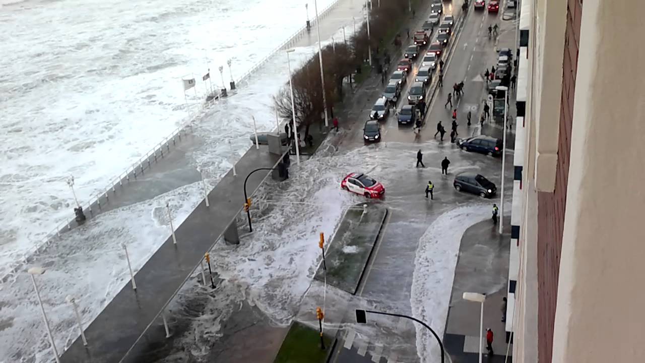 Ola gigante en San Lorenzo, Gijon 03/03/2014