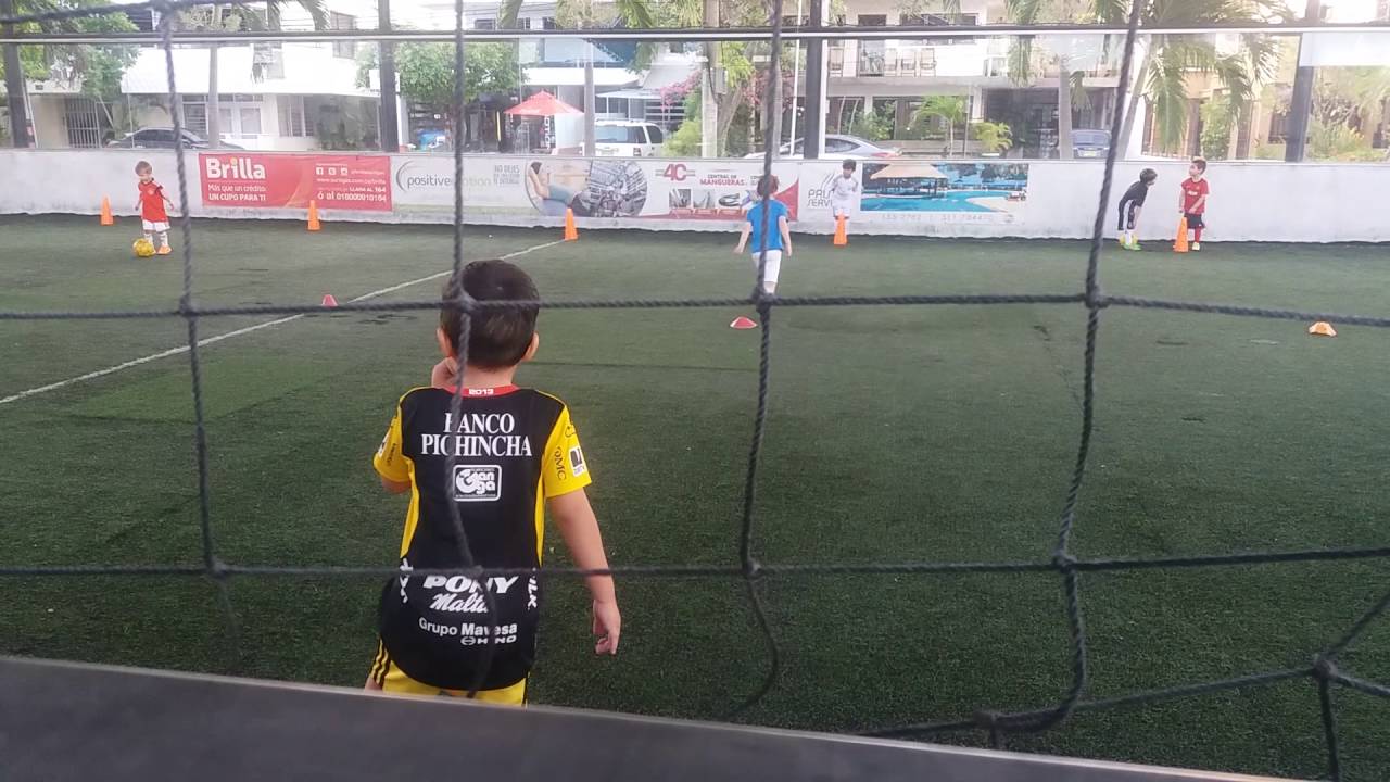 Practica de fútbol para niños de 4 y 5 años