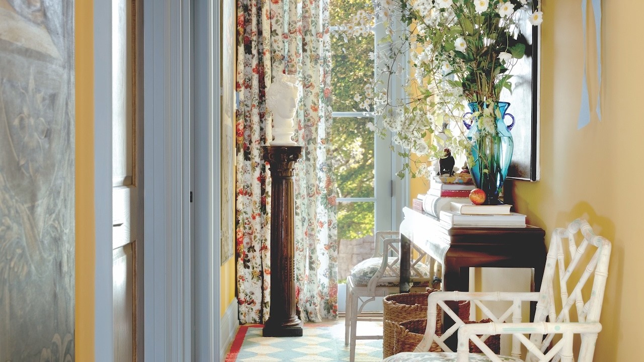 Туалетная комната и прихожая в выставочном доме журнала FLOWER Magazine в Нэшвилле.