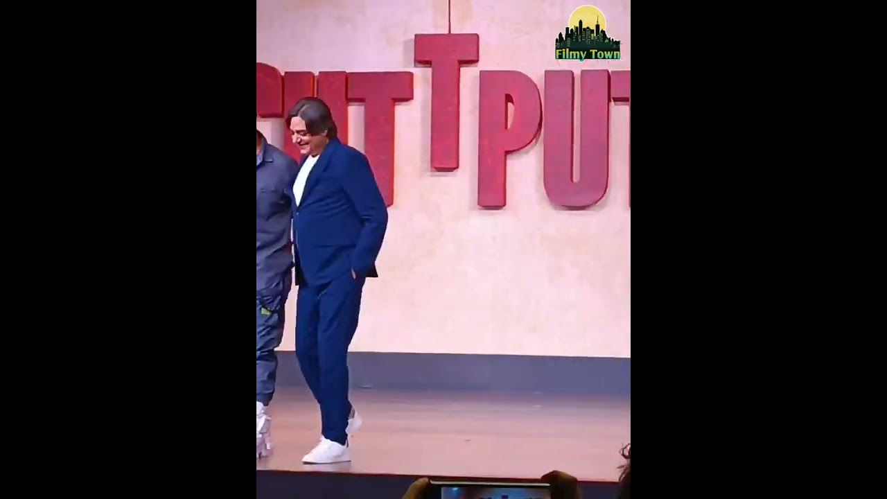 Akshay Kumar & Sargun Mehta Posing together at CUTTPUTLLI Trailer Launch | Must Watch #cuttputlli