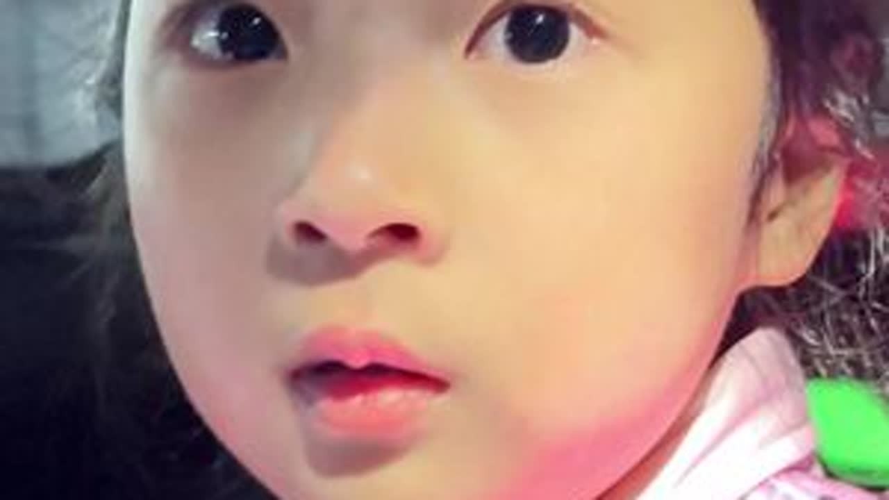 早上地库漏水了，不敢走，晚上修好了，非得绕着走，服了。 #小棉袄有点漏风 #父女日常