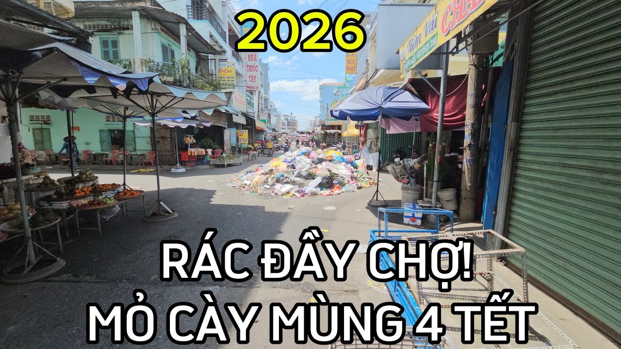 Rác đầy chợ! Mỏ Cày mùng 4 Tết 