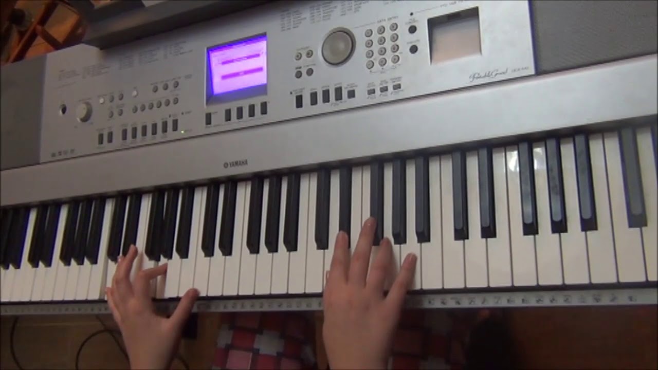 Aya lxir inû avec mains visibles sur le clavier