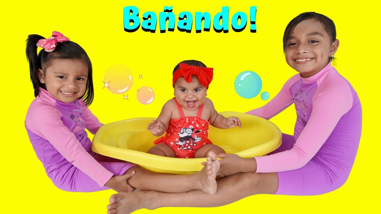 BAÑAMOS A NUESTRA HERMANITA | Las Leoncitas Kids
