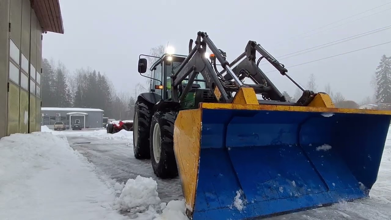 Tämän päivän eka aurauskohde! 🚜🇫🇮🤩🎉 (Loska liikkuu kevyesti! 💪😎) 