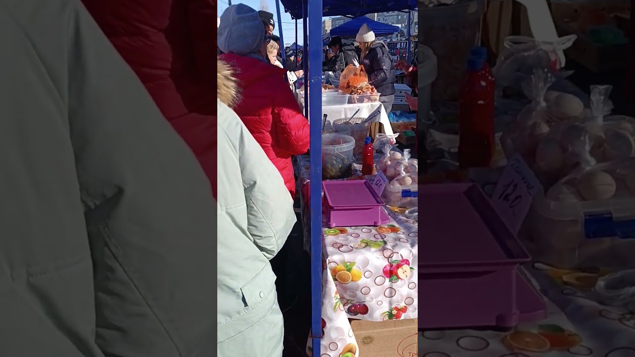 Воскресный фермерский базар в Бишкеке, 12 микрорайон. Weekend street market in Bishkek, Kyrgyzstan.