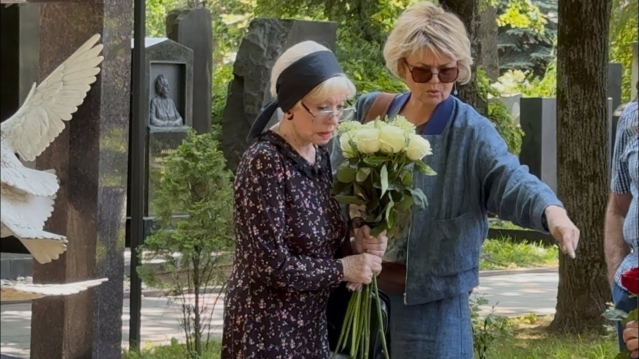 РОДНЫЕ ВЛАДИМИРА МЕНЬШОВА В ДЕНЬ ПАМЯТИ СОБРАЛИСЬ НА МОГИЛЕ РЕЖИССЁРА | НОВОДЕВИЧЬЕ 5.07.2025