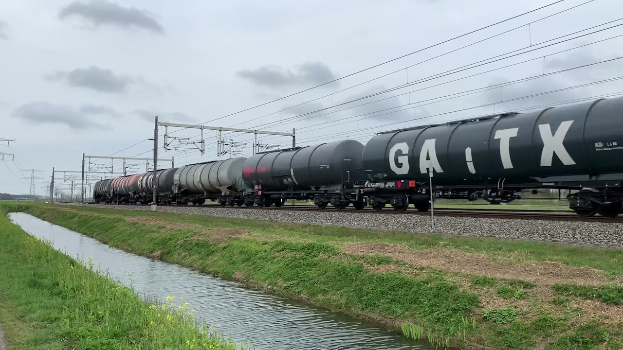 Prachtige goederentreinen aan de Betuweroute bij Elst *Typhoon* HD 10-04-2021