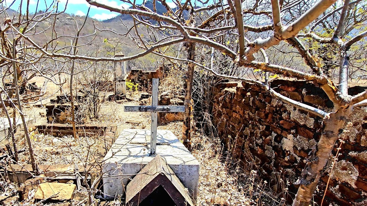 UM CEMITERIO ANTIGO NO MEIO DO SERTÃO FAZENDA CACHOERINHA SÃO IRALÇUBA CEARÁ 