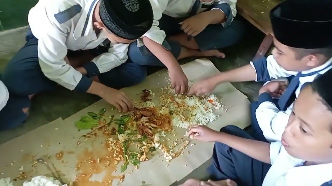 TASYAKURAN SANTRI MTs & MA HIDAYATUL ULUM