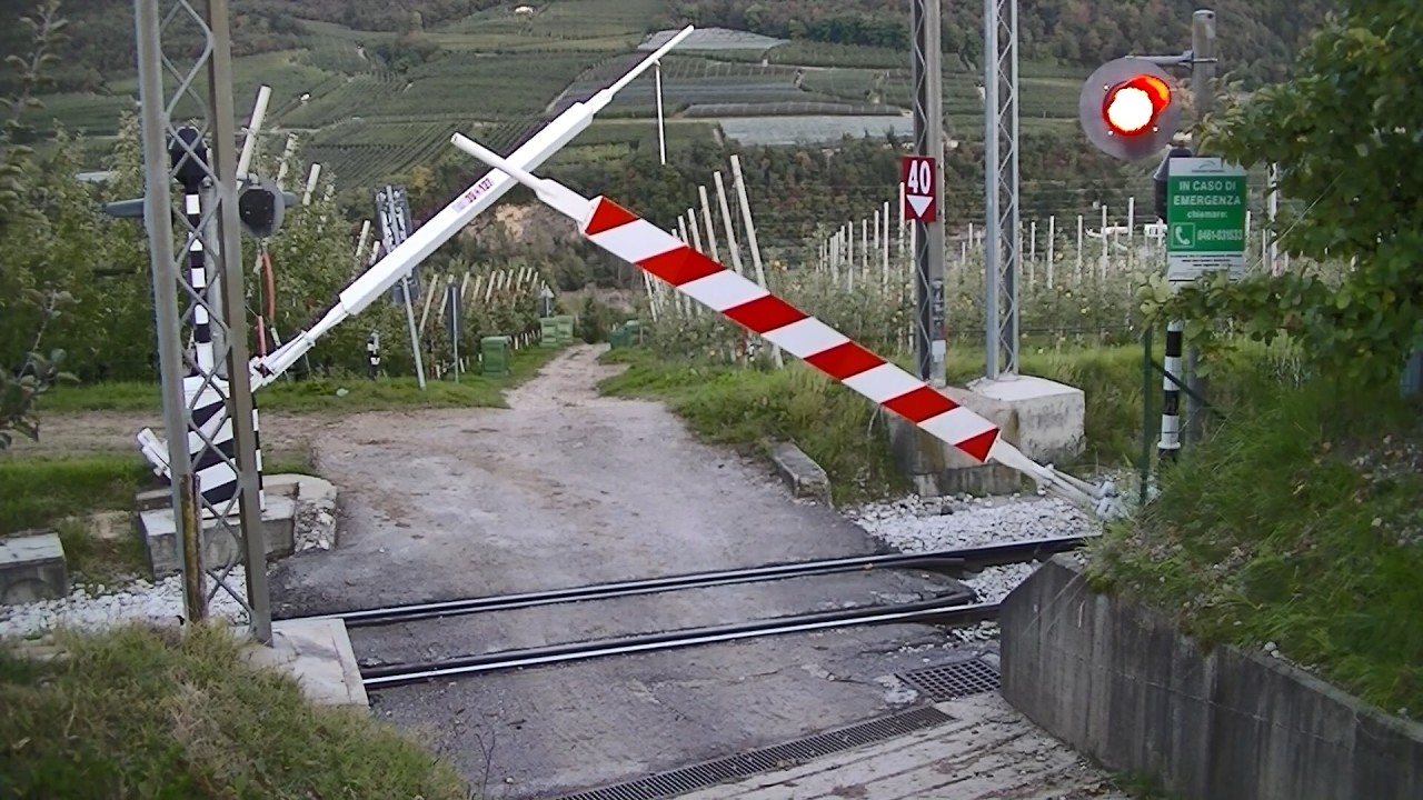 Spoorwegovergang Ville d'Anaunia (I) // Railroad crossing // Passaggio a livello