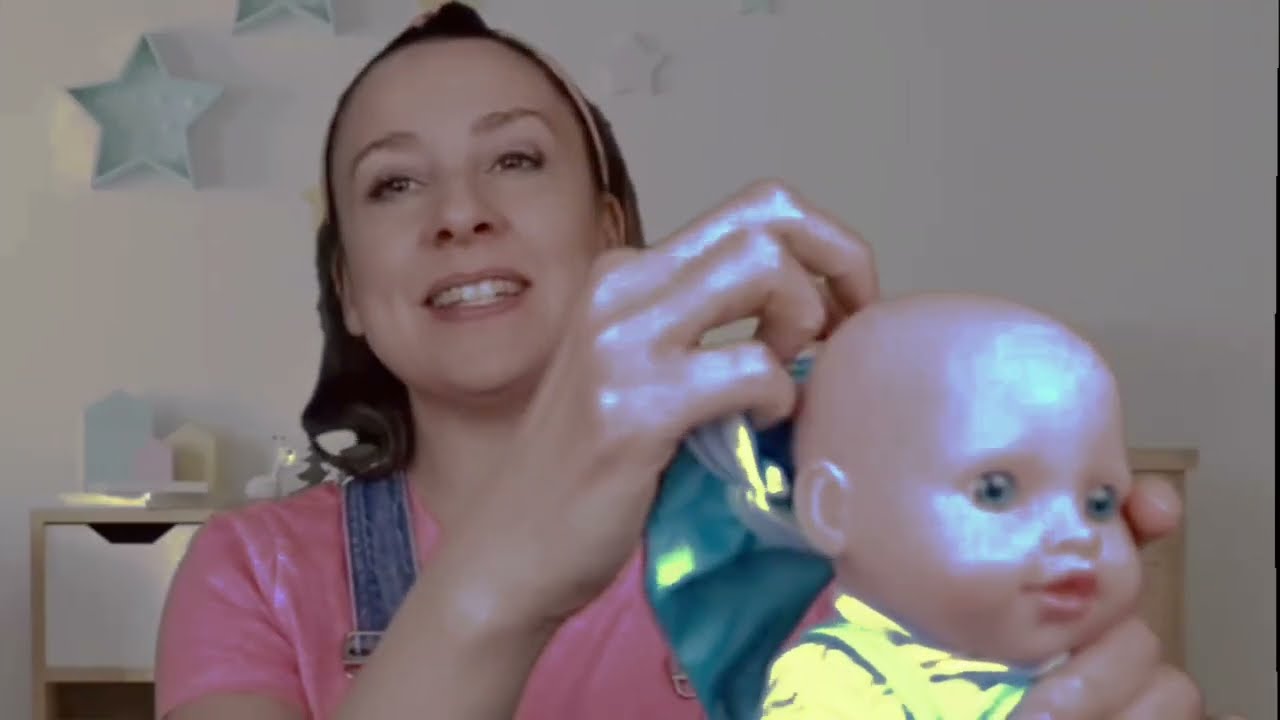 Hat hat putting on the baby's hat 🤠